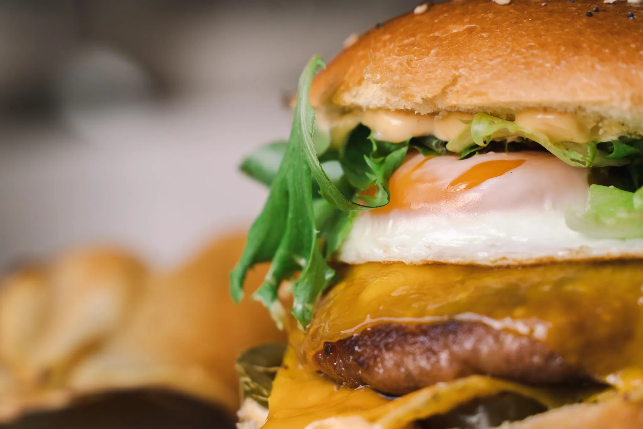 Hamburguesa con queso fundido y patatas