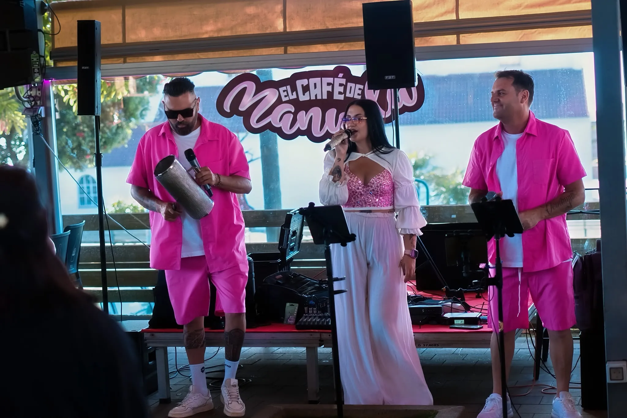 La cantante de Grupo La Calle al micrófono, con sus dos compañeros a los lados