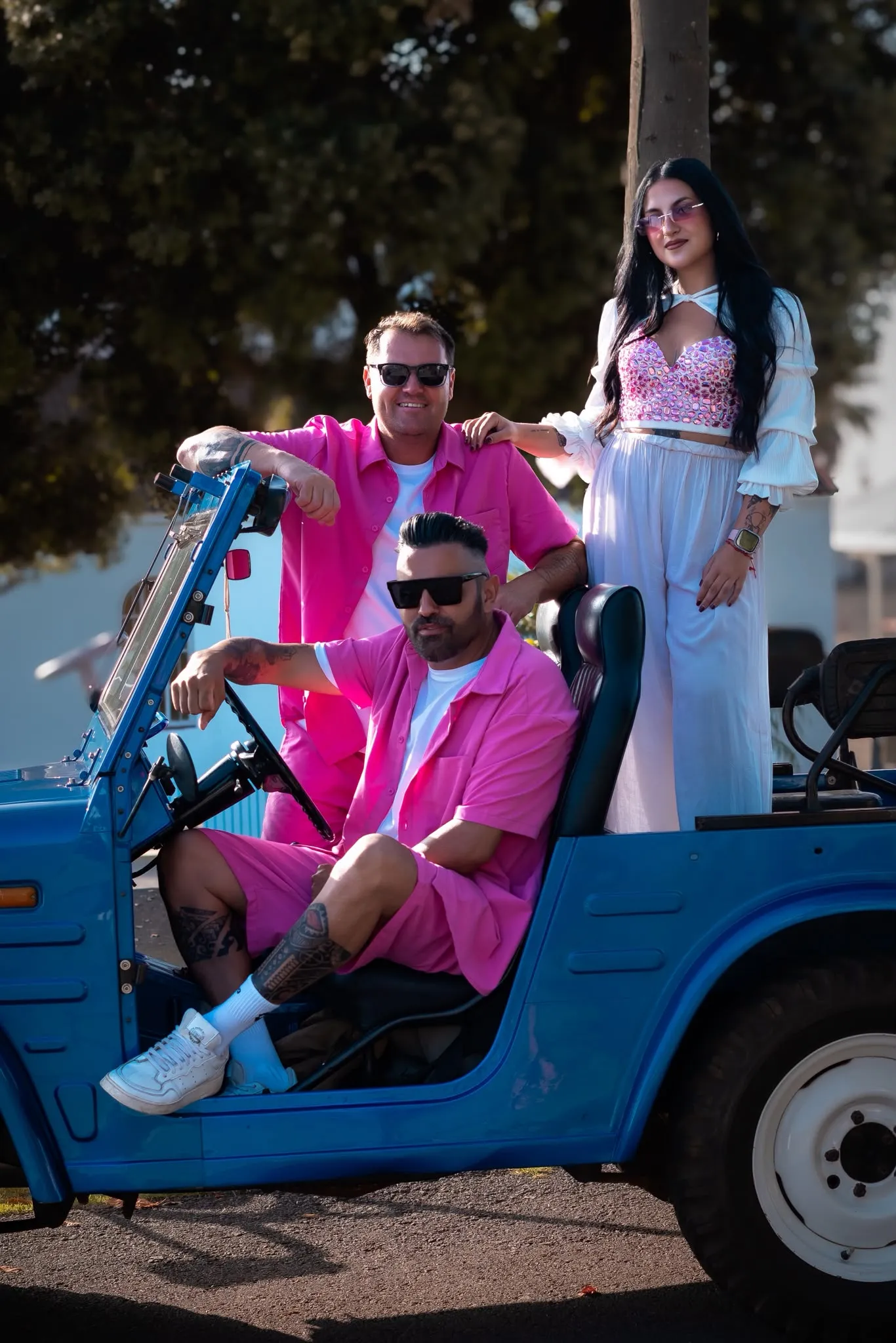 Retrato de Grupo La Calle apoyados en su jeep azul