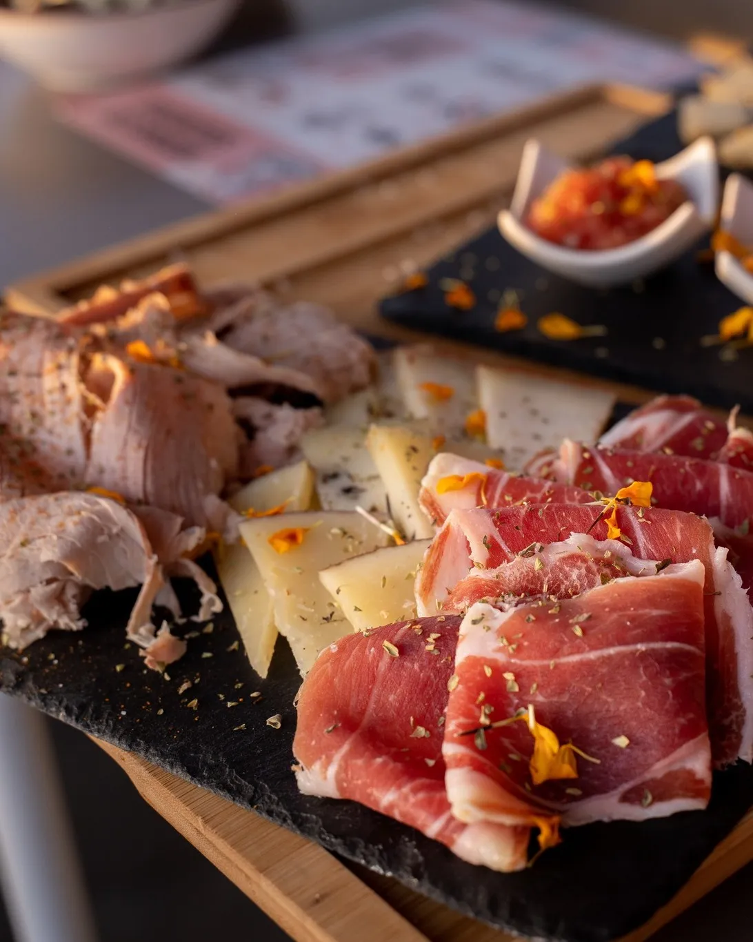 Tabla de quesos y jamón para compartir