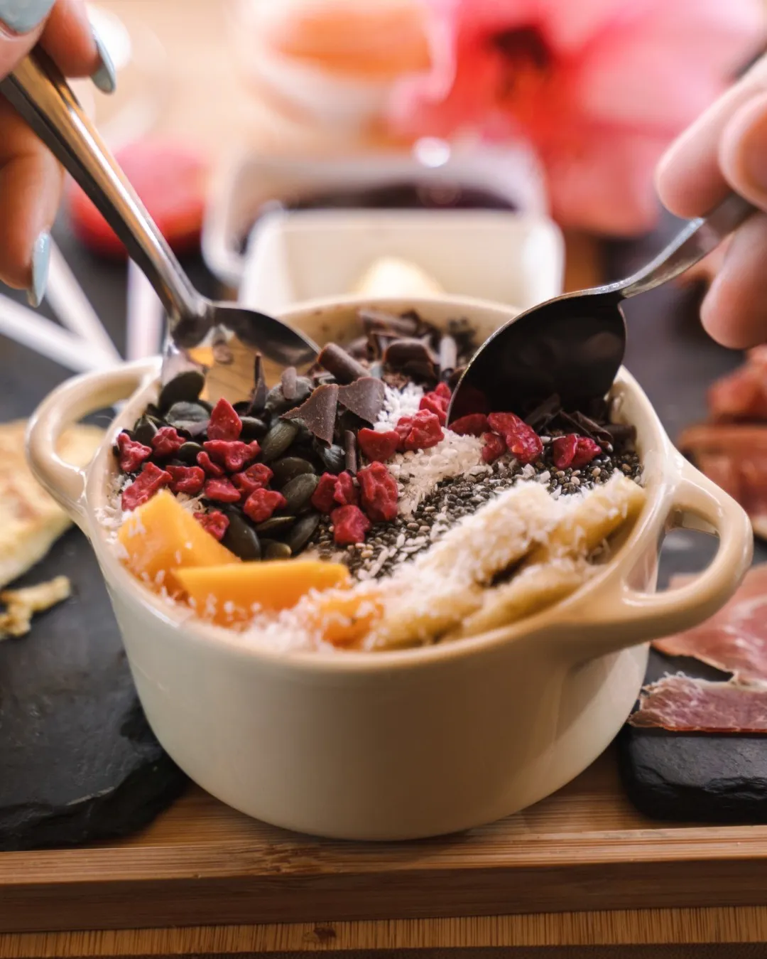 Yoghurt bowl with açaí and fruit